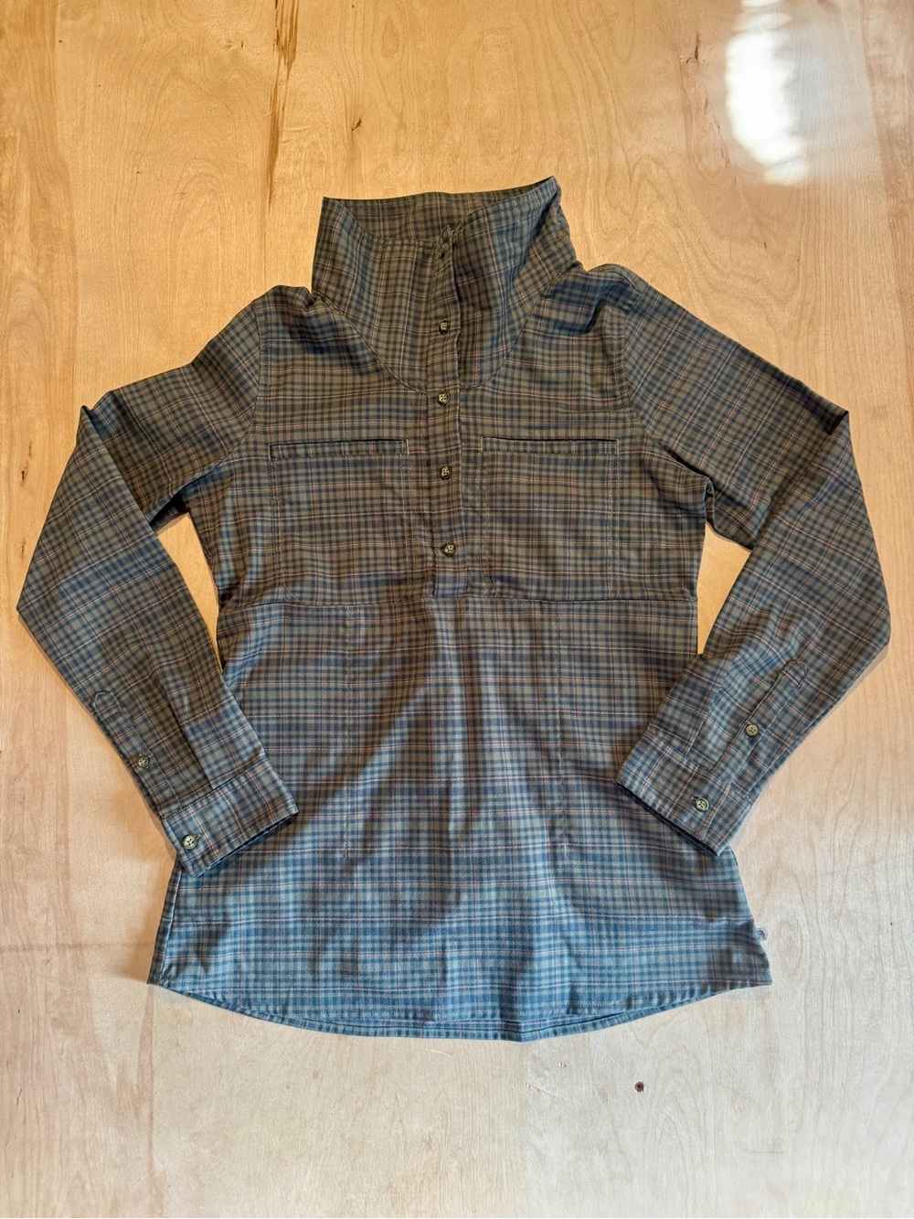 Mountain Hardwear Plaid 1/2 Button Pull Over in Gray/Green and Blue